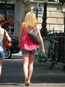  fille blonde en short et épaules nues